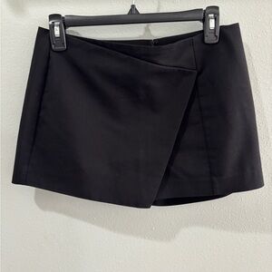Express Envelope Skirt (skort) in color black, size 4